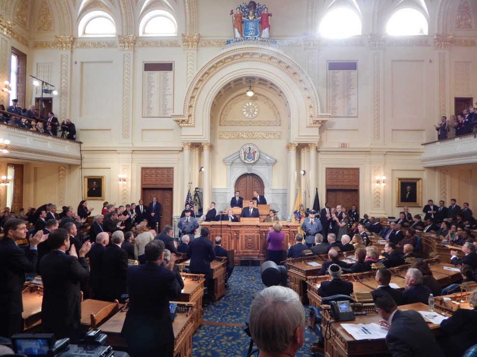 Christie's 2015 State of the State address numerous times had Republicans (left) and Democrats (right) split on whether they should show their support. 