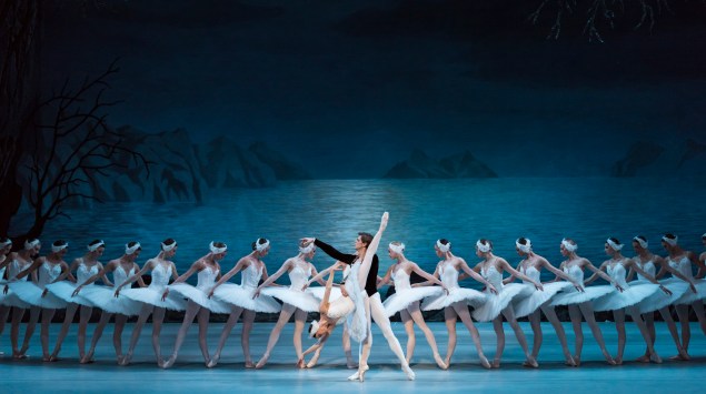 Swan Lake, with Viktoria Tereshkina and Vladimir Shklyarov. (Photo by Jack Vartoogian/FrontRowPhotos)