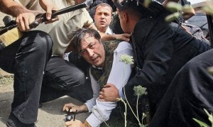 President Saakashvili was filmed by Gori tv on Aug. 11, 2008, an image that Vladimir Putin contrasted with his own manly demeanor. (yaplakal.com)