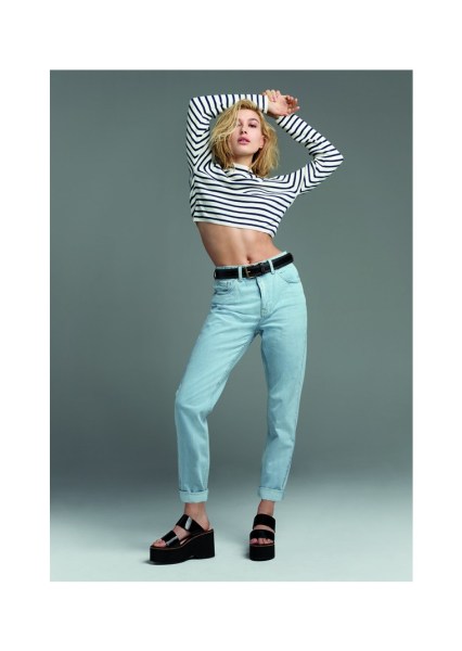 Ms. Baldwin models TOPSHOP's mom jeans (Photo: TOPSHOP).