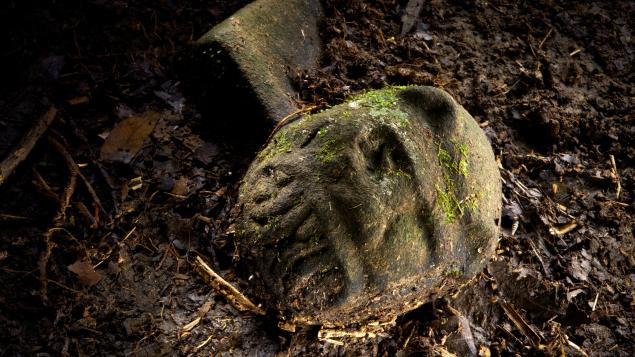 A jaguar-like stone sculpture recently discovered in Honduras (Photo: Dave Yoder for National Geographic).