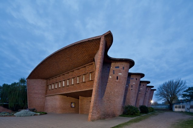 Eladio Dieste.  Kisha në Atlantida, Uruguay, 1958. Fotografia: Leonardo Finotti