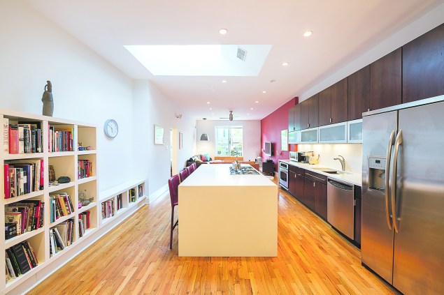 The kitchen living room at 117 First Place in Carroll Gardens. (Stefano Ukmar/Town)