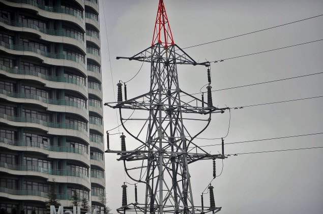 An electrical pylon standing beside a building in Istanbul on March 31, 2015, during a massive power outage (Getty Images).