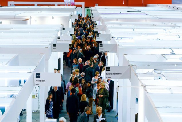 The aisles at Art Brussels. (Photo: via Best of Brussels)