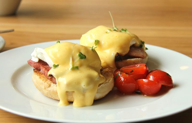 What kind of New Yorker does not want their guests to buy them brunch? (Photo: Wikimedia Commons)