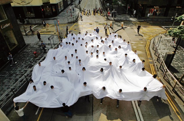 A street performance of Lygia Pape's Divisor (1968 - 2013) was held in 2013 in Central Hong Kong for Para Site's exhibition "A Journal of the Plague Year." (Photo: Para Site) 