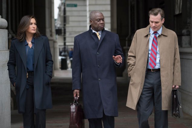 LAW & ORDER SPECIAL VICTIMS UNIT -- "Perverted Justice" -- Pictured: (l-r) Mariska Hargitay as Detective Olivia Benson, Andre Braughner as Attorney Bayard Ellis, Robert Sean Leonard as ADA O'Dwyer -- (Photo by: Michael Parmelee/NBC)