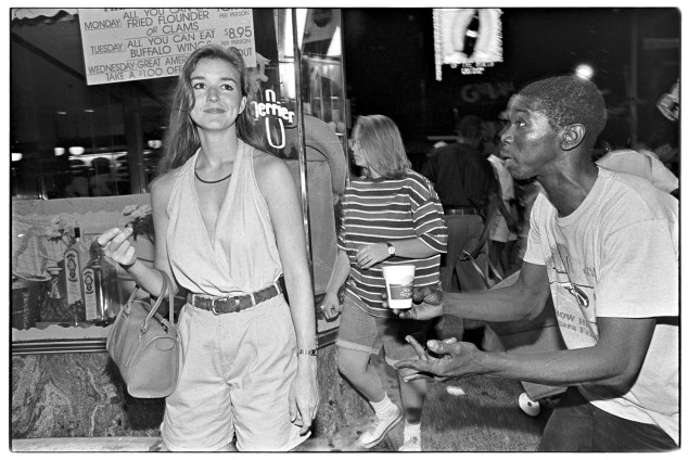 "Man singing Stevie Wonder songs for spare change" (Photo: © THE CITY by Andrew Savulich, published by Steidl www.steidl.de)