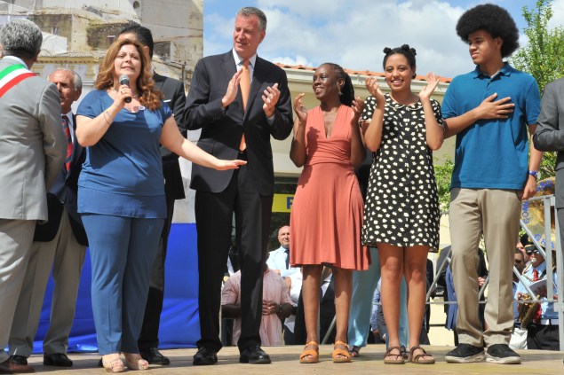 Mayor Bill de Blasio with his family on vacation in Italy last year. (Photo: ALFONSO DI VINCENZO AFP)