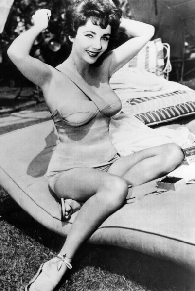 (GERMANY OUT) *27.02.1932-Schauspielerin USAin einem Badeanzug- 1952 (Photo by ullstein bild/ullstein bild via Getty Images)