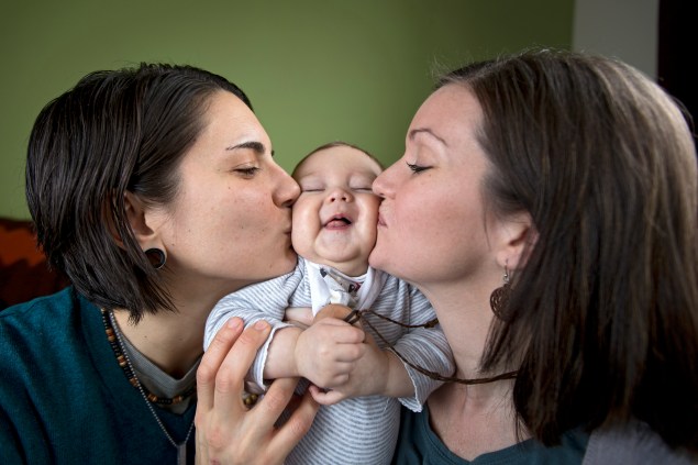 Kelly McCracken and her wife Kelly Noe pose with their daughter Ruby. (Photo: Sam Greene/ Lambda Legal)
