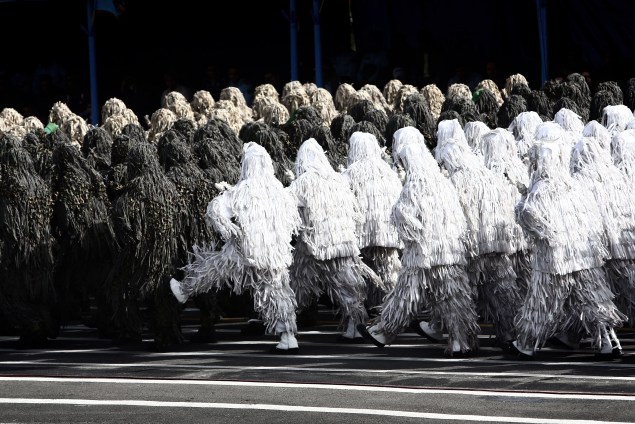 Iranian soldiers in full camouflage march during the Army Day   (BEHROUZ MEHRI/AFP/Getty Images)