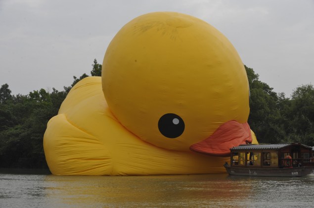 A giant inflatable Rubber Duck designed by Dutch conceptual artist Florentijn Hofman (Photo: courtesy Getty Images)