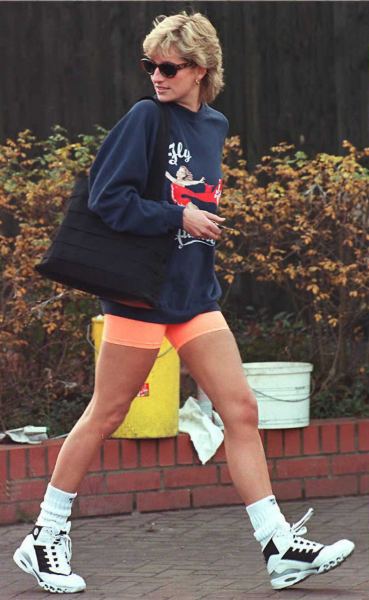90s chic at its finest. (Photo: JOHNNY EGGITT/AFP/Getty Images)
