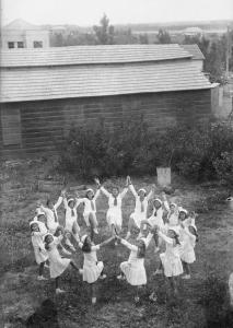 Dancing Girls At Tu B'Av. (Photo: Khan Museum, Creative Commons)