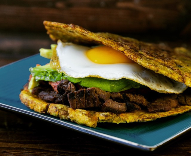 A crispy plantain sandwich from Patacon Pisao. (Photo: Facebook/Patacon Pisao)