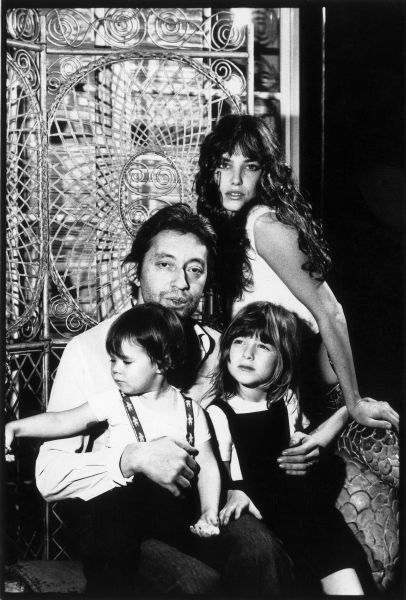 FRANCE - UNSPECIFIED DATE: Serge Gainsbourg and Jane Birkin with their daughter Charlotte Gainsbourg And Kate Barry (daughter of Jane Birkin and John Barry) in France in 1973(Photo by BOTTI/Gamma-Keystone via Getty Images)