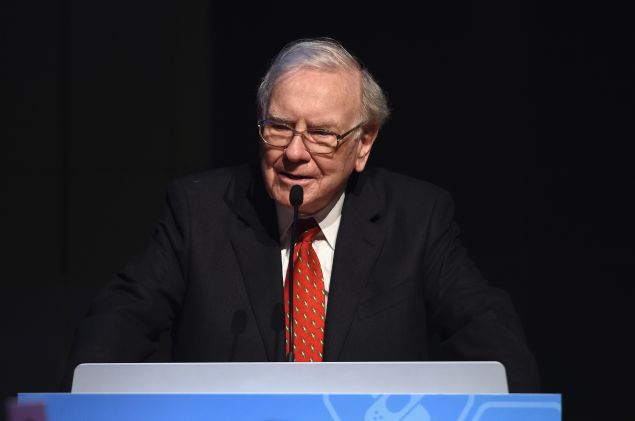 NEW YORK, NY - JUNE 03: Warren Buffett speaks during the Forbes' 2015 Philanthropy Summit Awards Dinner on June 3, 2015 in New York City. (Photo by Dimitrios Kambouris/Getty Images)