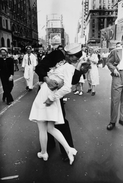 Alfred Eisenstaedt, V-J Day in Times Square, 1945. (Photo: Courtesy Times Square Arts)