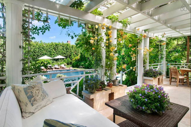 The backyard. (Photo: Airbnb)