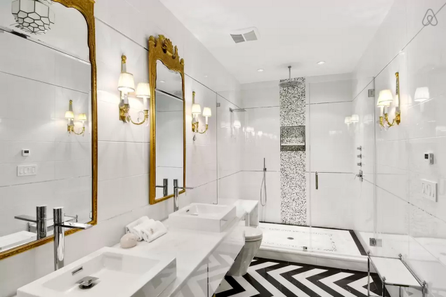 Dream bathroom alert. (Photo: Airbnb)