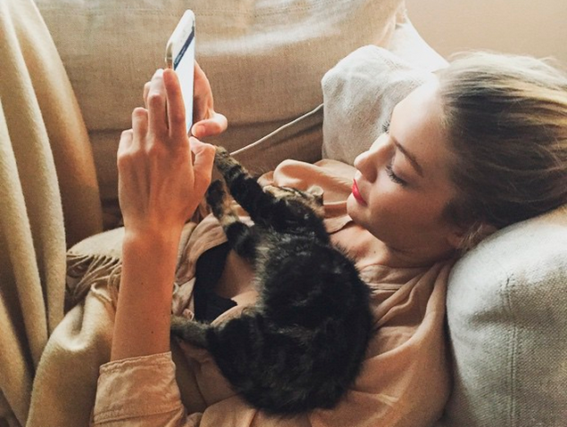 Gigi Hadid and her cat, Cleo. (Photo: Instagram)