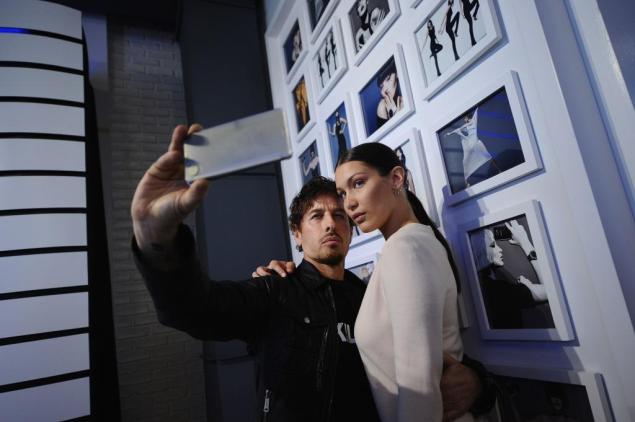 Steven Klein and Bella Hadid at Samsung's product unveil last night. (Photo: Ilya Savenok / Getty Images for Samsung)
