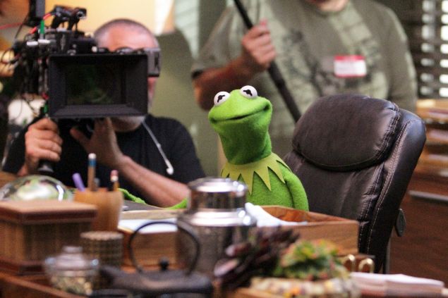 THE MUPPETS - "Pig Girls Don't Cry (Pilot)" - Miss Piggy is furious that Kermit booked Elizabeth Banks as a guest on her late night talk show Up Late with Miss Piggy, Fozzie Bear meets his girlfriend's parents, and Grammy Award-winning rock band Imagine Dragons performs their new single "Roots," on the season premiere of "The Muppets," TUESDAY SEPTEMBER 22 (8:00-8:30 p.m., ET) on the ABC Television Network. (ABC/Andrea McCallin) KERMIT THE FROG
