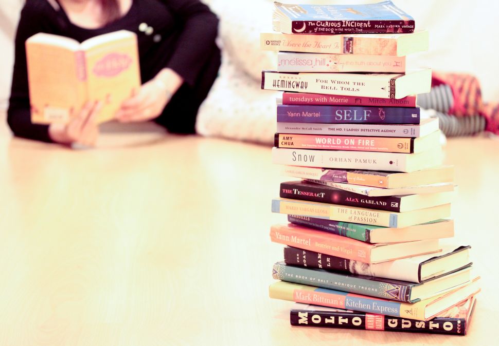 A reader and her re-sellable technology. (Photo: Susana Fernandez / Creative Commons)