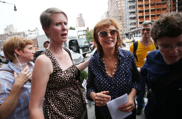Actresses Cynthia Nixon and Susan Sarandon at a rally for Bill de Blasio's mayoral campaign. (Photo: Mario Tama/Getty Images)