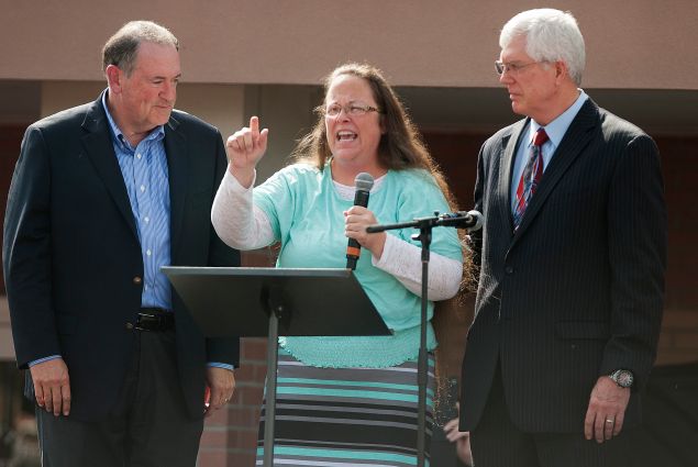 Ms. Davis next to her attorney Mat Staver (R) and Republican presidential candidate Mike Huckabee (L) while speaking in front of the Carter County Detention Center in Grayson, Kentucky yesterday. (Photo: Getty)