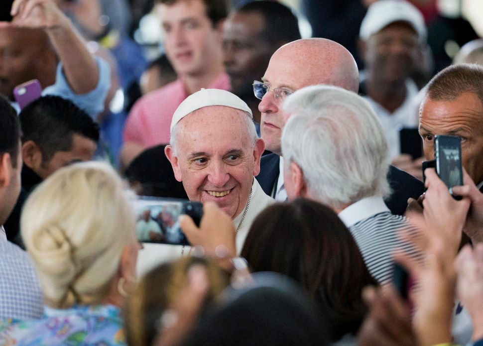 WASHINGTON, DC - SEPTEMBER 24: Pope Francis is greeted as he walks through the crowd during a visit to Catholic Charities of the Archdiocese of Washington September 24, 2015 in Washington, DC. Pope Francis is in the United States for six days during his first trip as the leader of the Catholic Church. (Photo by David Goldman-Pool/Getty Images)