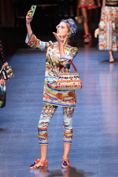 A model perfects her selfie face (Photo: Pietro D'Aprano/Getty Images)