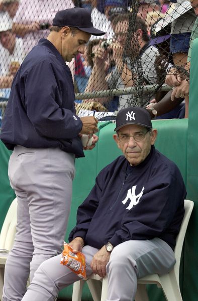 Yogi Berra and Joe Torre in 2001. (Photo Tony Ranze/AFP/Getty Images)