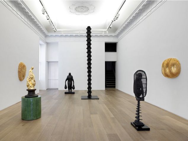 Johan Creten, View of the exhibition God is a Stranger at Galerie Perrotin New York, 2015. (Photo: Courtesy Guillaume Ziccarelli, Galerie Perrotin)