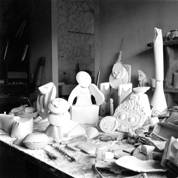 Max Ernst’s studio at Huismes, 1961. (Photo: Courtesy Jürgen Pech Archive and Paul Kasmin Gallery)