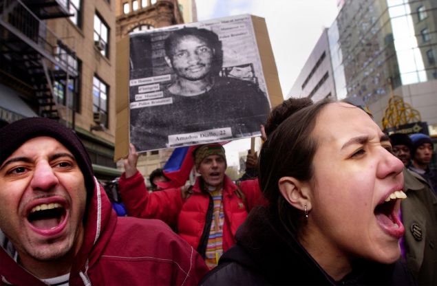 Protesters gather in 2000 for Amadou Diallo (Photo by Chris Hondros/Getty Images).