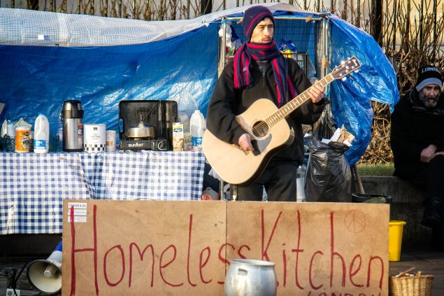 Coffee and a song for the homeless on Trafalgar Square. (Photo: Flickr) 