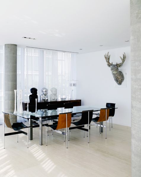 The home's dining room, and the deer head (Photo: Richard Powers).