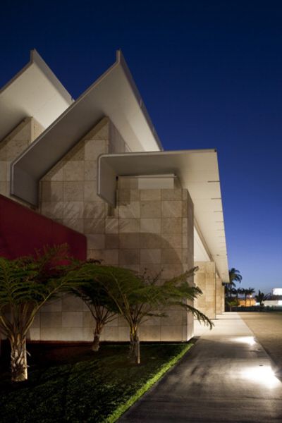Lacma Broad & Resnick PavilionLos Angeles, California, United States, Architect: Renzo Piano Building Workshop, 2010, Lacma Broad & Resnick Pavilion, Renzo Piano Building Workshop, Exterior Resnick Pavilion (Photo by View Pictures/UIG via Getty Images)