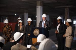 Mayor Bill de Blasio announcing funding for a to turn the Brooklyn Navy Yard’s Building 77 into a modern manufacturing facility (Photo: Demetrius Freeman/Mayoral Photography Office)