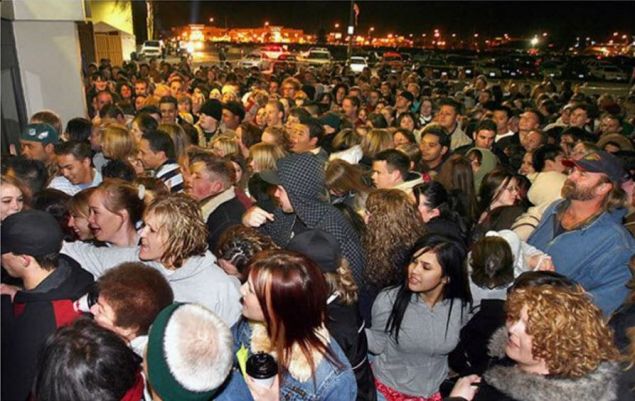 Crowd of shoppers on Black Friday (Photo: Screenshot via Twitter/ @JFKingsley