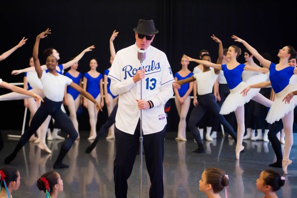 Mayor Bill de Blasio makes good on his bet to Kansas City mayor Sly James. (Photo: Twitter)