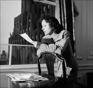 NEW YORK - APRIL 1950: A Portrait of French musician Edith Piaf. (Photo credit should read AFP/Getty Images)
