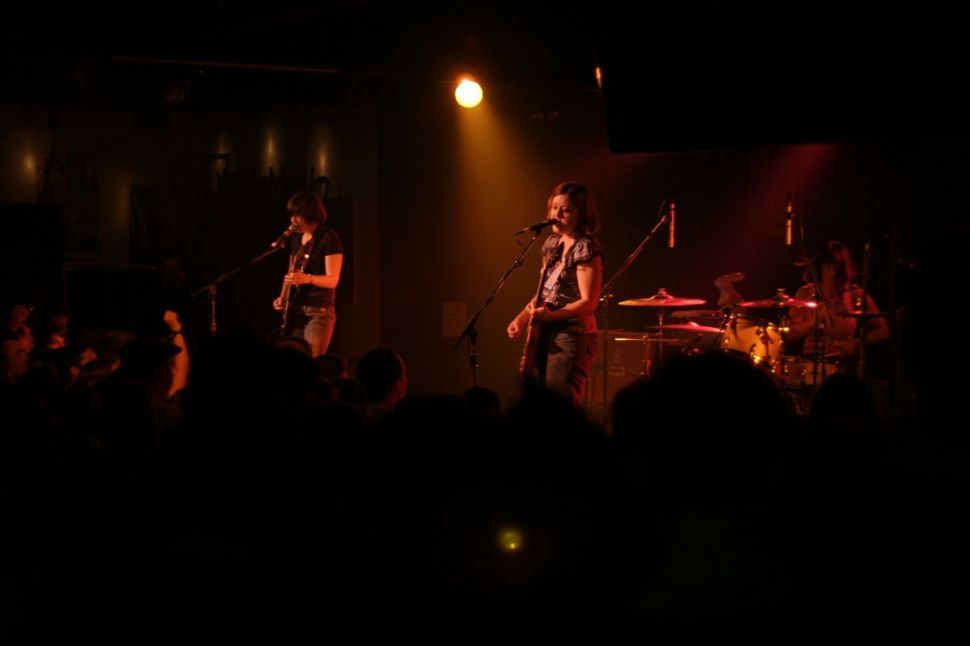 Sleater-Kinney performing at Mississippi Nights, 2005. (Photo: Tyler Craft / Wiki Commons)