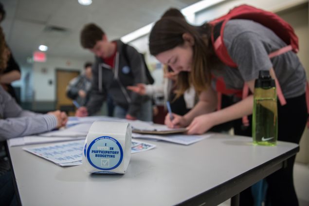 Students vote during a partcipatory budgeting cycle in Manhattan. (Photo: William Alatriste for NYC Council)