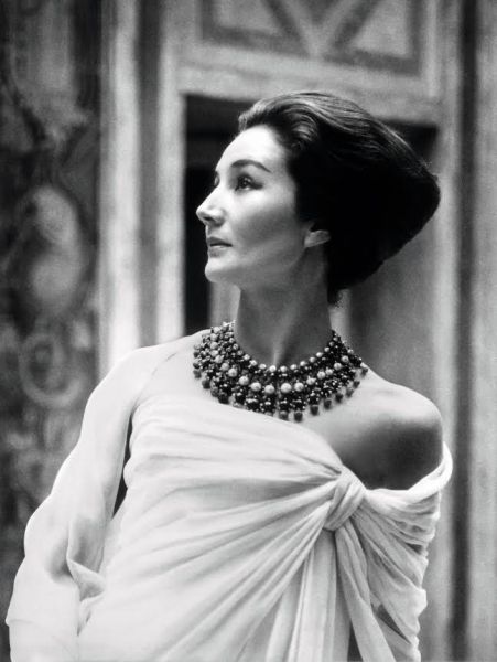 Jacqueline de Ribes in 1959 (Photo: Roloff Beny).