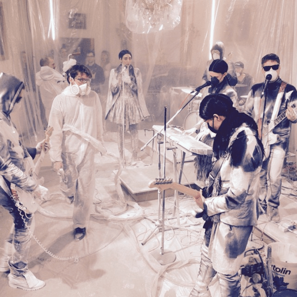 Performance White Light Paint it White by JVdM backed up by his band Dan Browne at Af Vandevorsts' show on the Paris Fashion Week, Belgian Ambasade, Paris, France. (© Photo: Courtesy of Joris Van de Moortel and Galerie Nathalie Obadia Paris-Brussels)