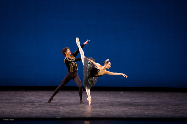 Tamara Rojo and Isaac Hernandez in the Black Swan pas de deux.